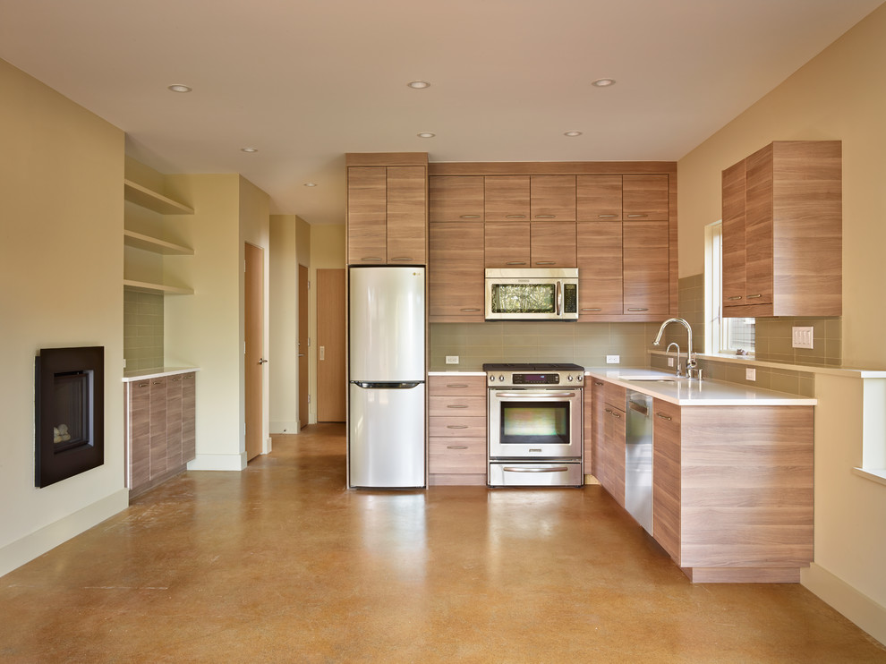 Moderne Wohnküche in U-Form mit Unterbauwaschbecken, Quarzwerkstein-Arbeitsplatte, Küchenrückwand in Grün, Rückwand aus Keramikfliesen, Küchengeräten aus Edelstahl, braunem Holzboden und Kücheninsel in Seattle
