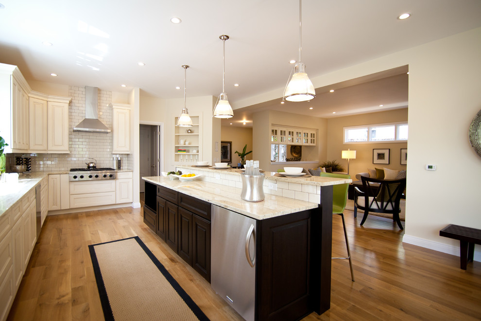 Foto på ett mellanstort funkis beige kök och matrum, med beige skåp, mellanmörkt trägolv, en köksö och brunt golv