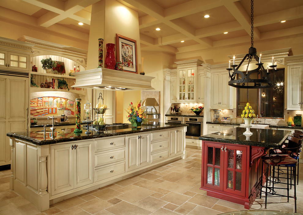 デンバーにあるトラディショナルスタイルのおしゃれなダイニングキッチン (レイズドパネル扉のキャビネット、ベージュのキャビネット、ベージュキッチンパネル、ベージュの床) の写真