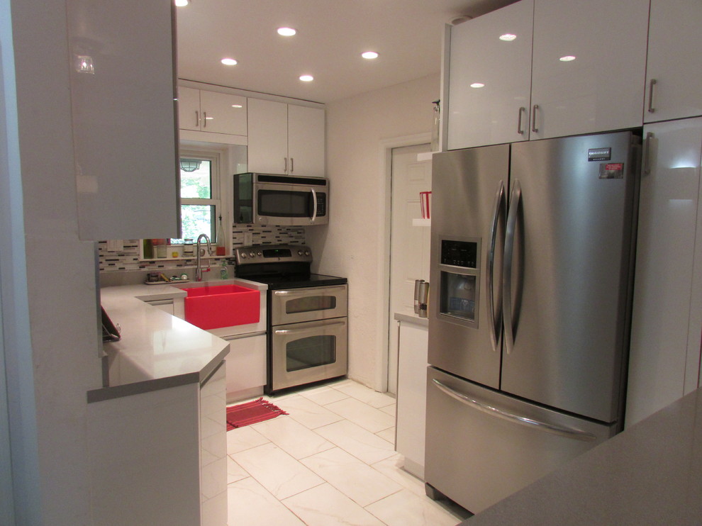 Kleine Moderne Küche in U-Form mit Landhausspüle, Glasfronten, weißen Schränken, Quarzit-Arbeitsplatte, Küchenrückwand in Grau, Rückwand aus Glasfliesen, Küchengeräten aus Edelstahl und Keramikboden in Miami