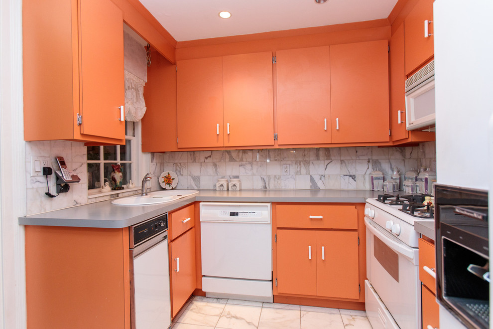Bild på ett avskilt, litet eklektiskt u-kök, med en dubbel diskho, släta luckor, orange skåp, flerfärgad stänkskydd, vita vitvaror, klinkergolv i keramik och flerfärgat golv