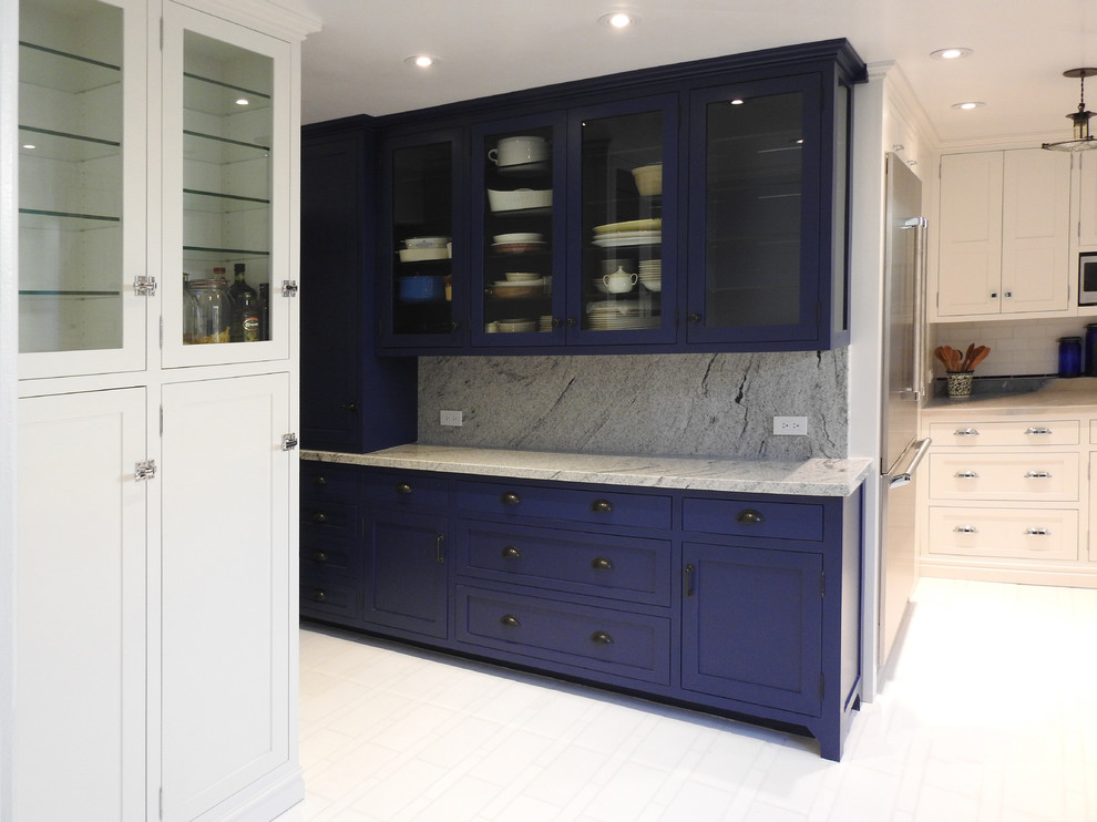 Immagine di una cucina a L chic chiusa e di medie dimensioni con ante blu, top in granito, paraspruzzi bianco, elettrodomestici in acciaio inossidabile, pavimento in marmo, pavimento bianco, top bianco e ante in stile shaker