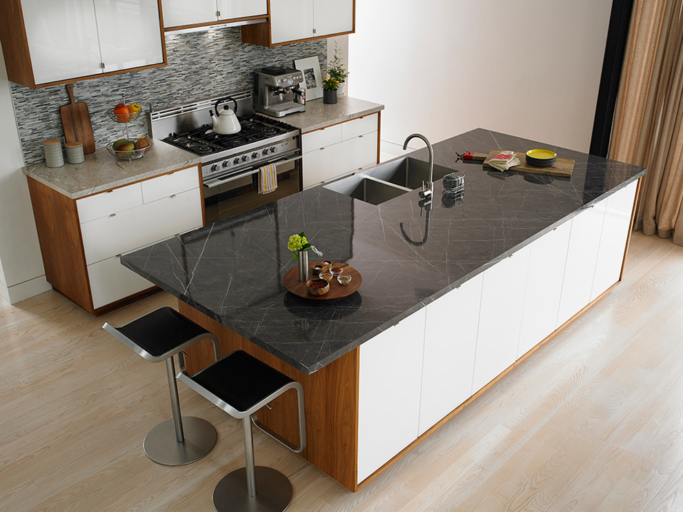 Cette image montre une cuisine minimaliste avec un plan de travail en stratifié.
