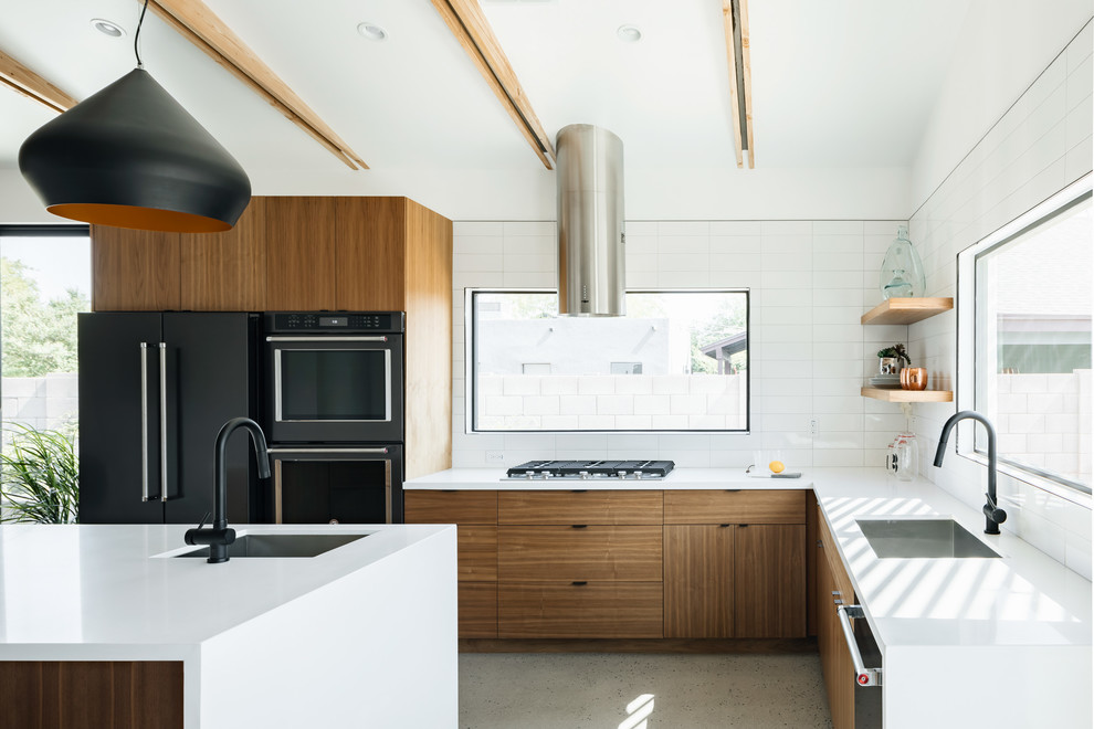 Idéer för att renovera ett stort funkis vit vitt l-kök, med en undermonterad diskho, släta luckor, skåp i mellenmörkt trä, bänkskiva i kvarts, vitt stänkskydd, stänkskydd i keramik, rostfria vitvaror, betonggolv, en köksö och grått golv