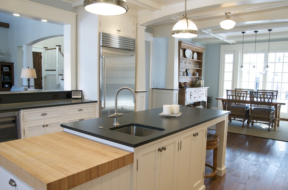 Kitchen - craftsman kitchen idea in Chicago
