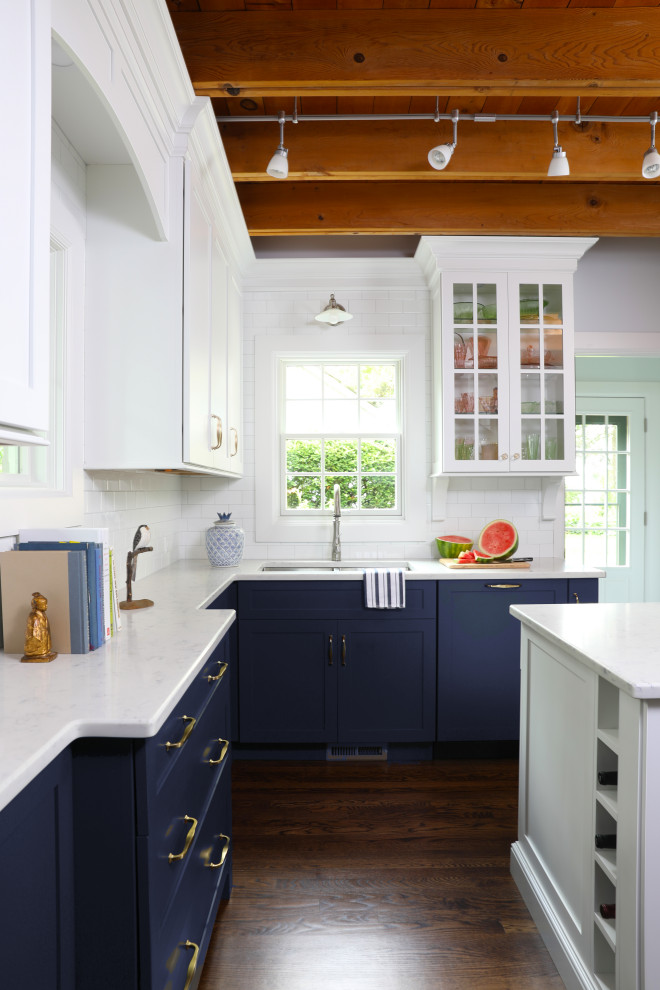 Exempel på ett litet lantligt vit vitt kök, med en undermonterad diskho, skåp i shakerstil, bänkskiva i kvarts, vitt stänkskydd, stänkskydd i keramik, mörkt trägolv, en halv köksö, brunt golv och blå skåp