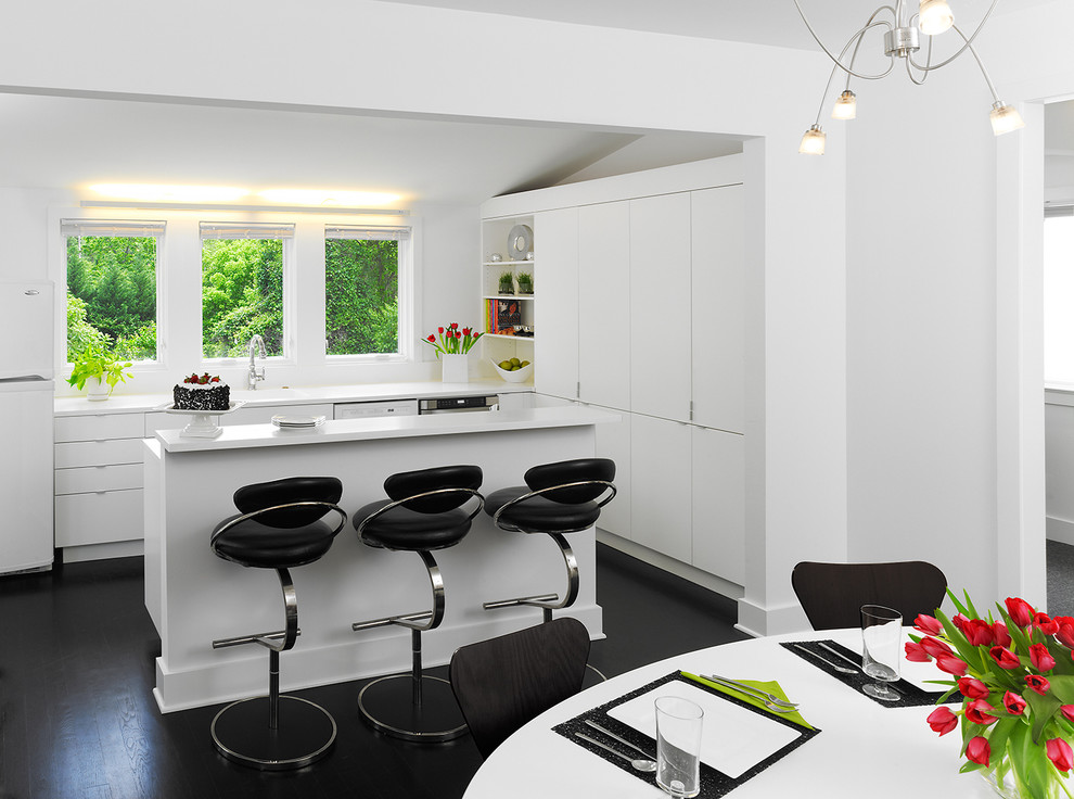 Идея дизайна: угловая кухня в стиле модернизм с обеденным столом, белыми фасадами и барной стойкой