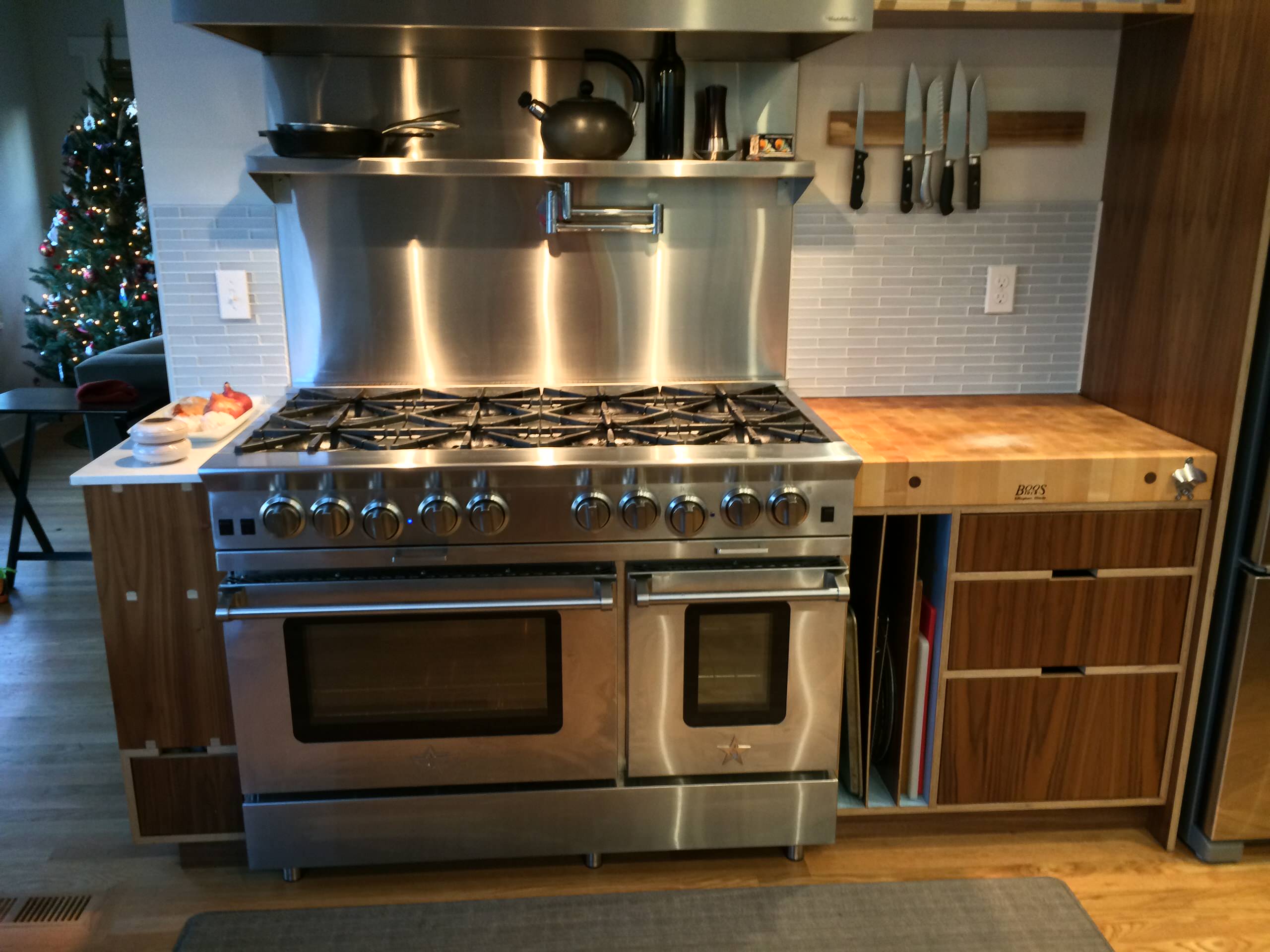 https://st.hzcdn.com/simgs/pictures/kitchens/a-48-bluestar-platinum-range-featured-in-this-seattle-kitchen-bluestar-img~6df173f504cffef7_14-2253-1-cd7a07a.jpg