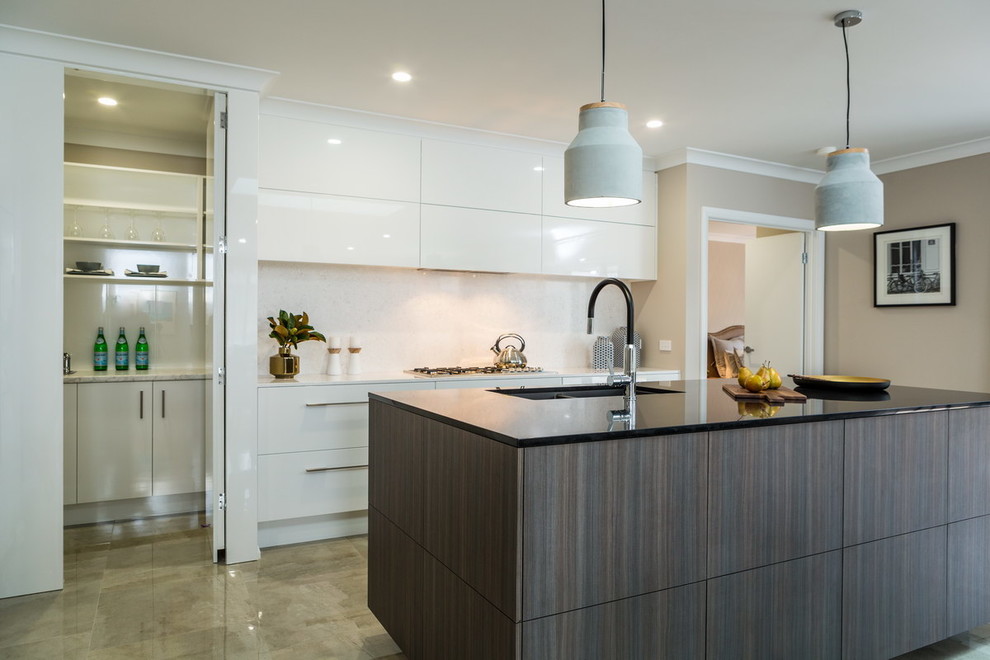 Zweizeilige, Mittelgroße Moderne Wohnküche mit weißen Schränken, Küchenrückwand in Weiß, Kücheninsel und Doppelwaschbecken in Melbourne