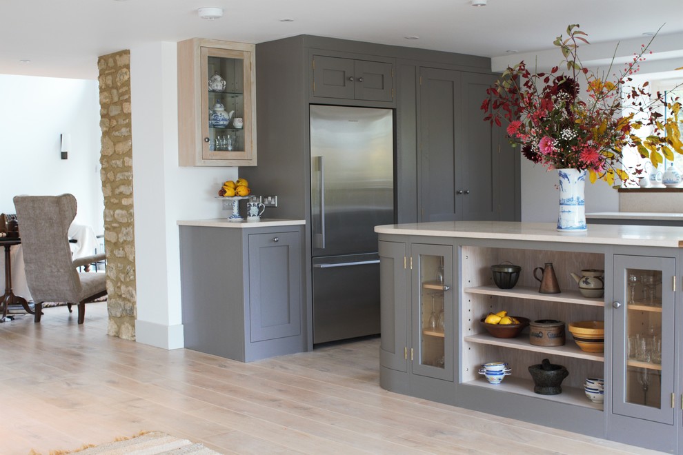 Idee per una cucina design di medie dimensioni con ante in stile shaker, ante grigie, top in marmo, paraspruzzi in marmo e elettrodomestici in acciaio inossidabile