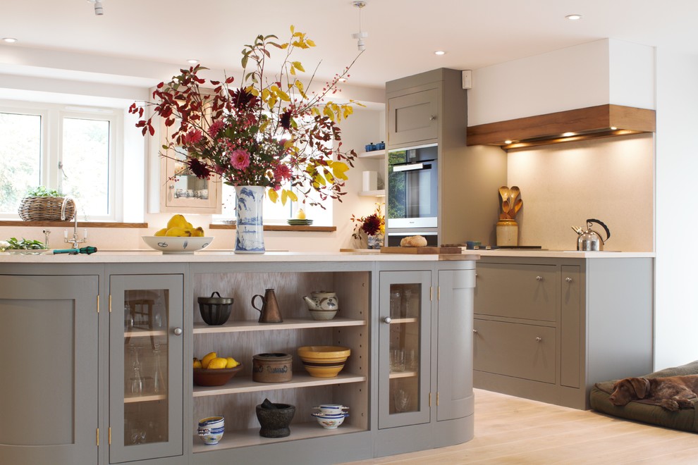 Bild på ett mellanstort funkis kök, med skåp i shakerstil, grå skåp, marmorbänkskiva, stänkskydd i marmor, rostfria vitvaror och en köksö