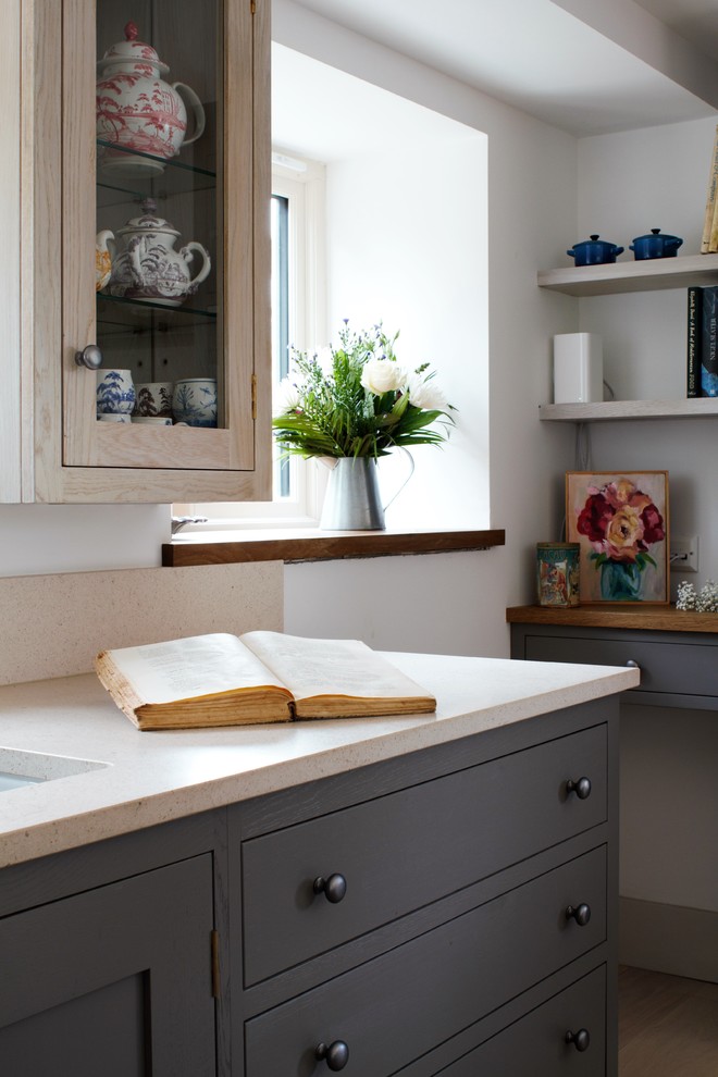 Inspiration för ett mellanstort funkis kök, med skåp i shakerstil, grå skåp, marmorbänkskiva, beige stänkskydd, rostfria vitvaror, en köksö och stänkskydd i marmor