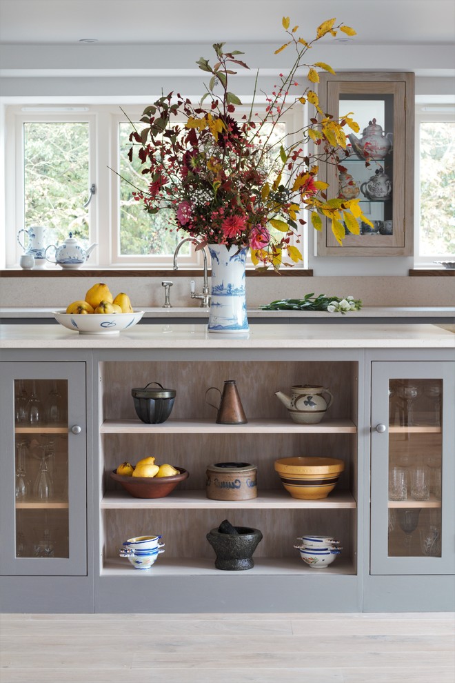 Foto di una cucina design di medie dimensioni con ante in stile shaker, ante grigie, top in marmo, paraspruzzi in marmo e elettrodomestici in acciaio inossidabile