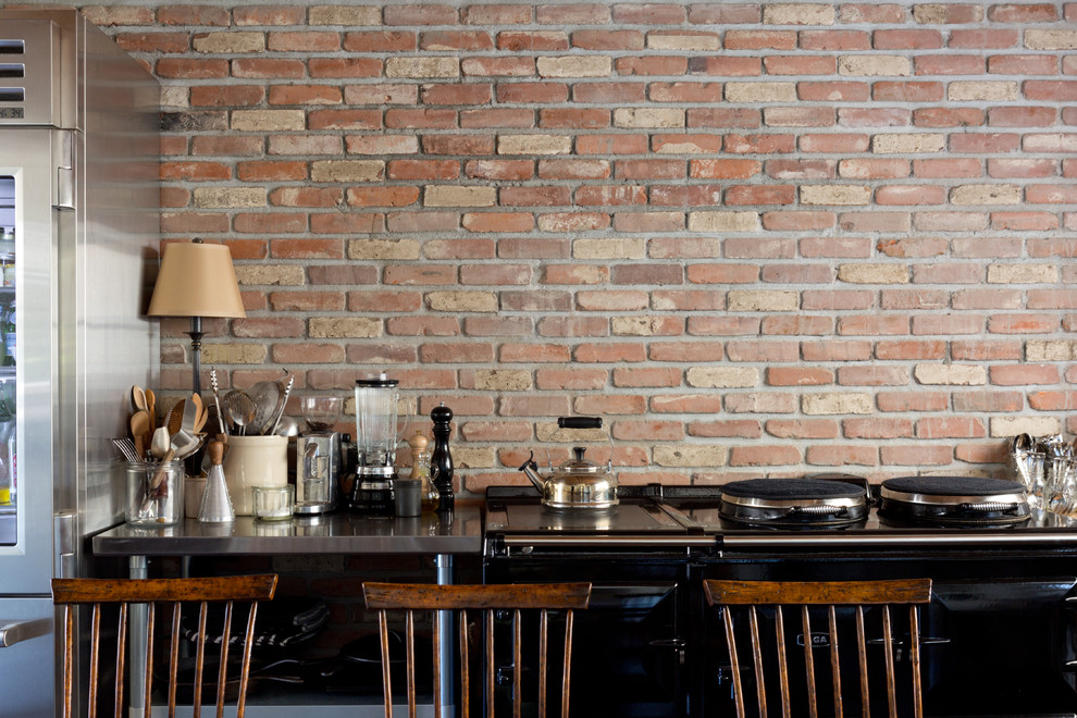 Klassische Küche ohne Insel mit Landhausspüle, braunen Schränken, Arbeitsplatte aus Holz und dunklem Holzboden in Los Angeles