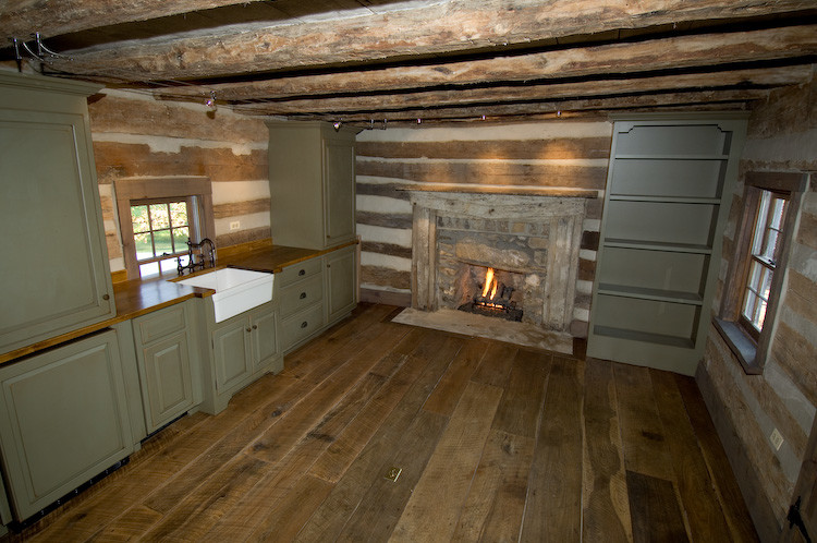 Inredning av ett rustikt linjärt kök med öppen planlösning, med en rustik diskho, luckor med upphöjd panel, gröna skåp, träbänkskiva och integrerade vitvaror