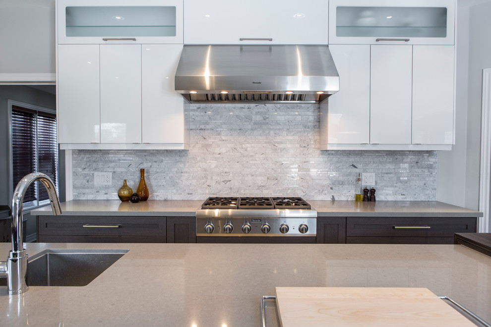 Moderne Küche mit Unterbauwaschbecken, Quarzwerkstein-Arbeitsplatte, Rückwand aus Steinfliesen und Küchengeräten aus Edelstahl in Toronto