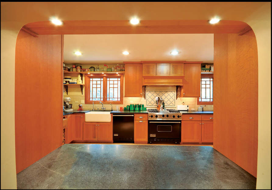 Lantlig inredning av ett mellanstort kök, med en rustik diskho, skåp i shakerstil, skåp i mellenmörkt trä, bänkskiva i täljsten, beige stänkskydd, stänkskydd i keramik, färgglada vitvaror, bambugolv och en halv köksö
