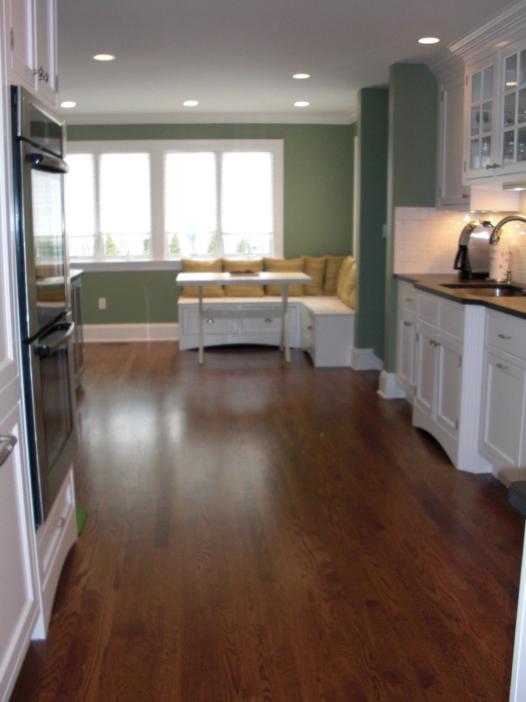 A Classic White Kitchen for a 1940's Home Classique Chic Cuisine