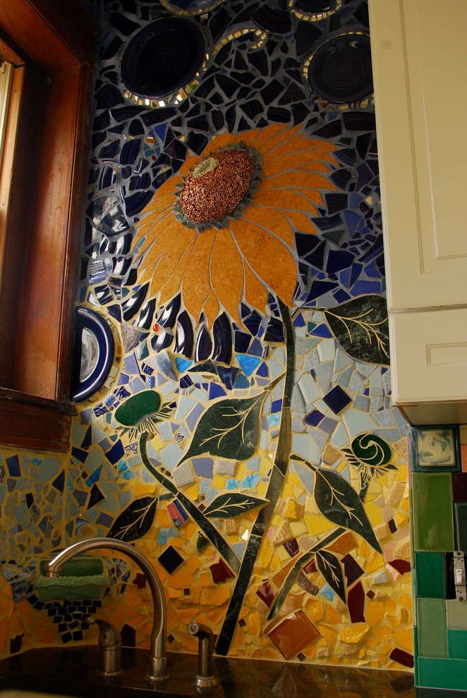 Modelo de cocina bohemia de tamaño medio con armarios con paneles con relieve, puertas de armario blancas, salpicadero multicolor y salpicadero con mosaicos de azulejos