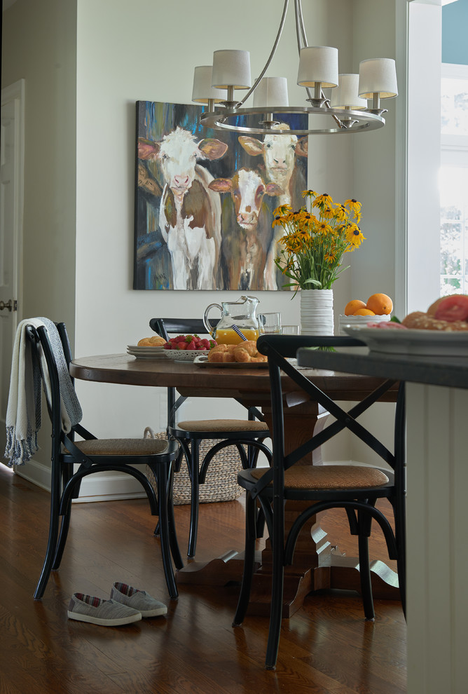 На фото: кухня в стиле неоклассика (современная классика) с обеденным столом, паркетным полом среднего тона и коричневым полом с