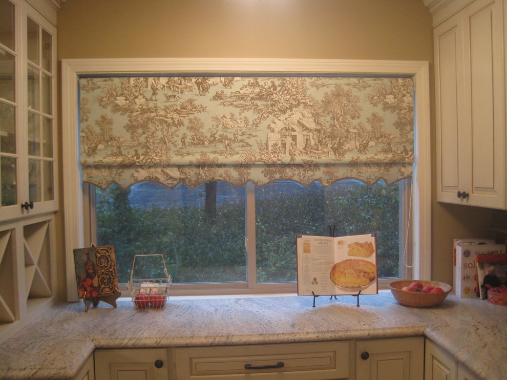 Exempel på ett avskilt klassiskt u-kök, med en undermonterad diskho, beige skåp, granitbänkskiva, brunt stänkskydd och rostfria vitvaror