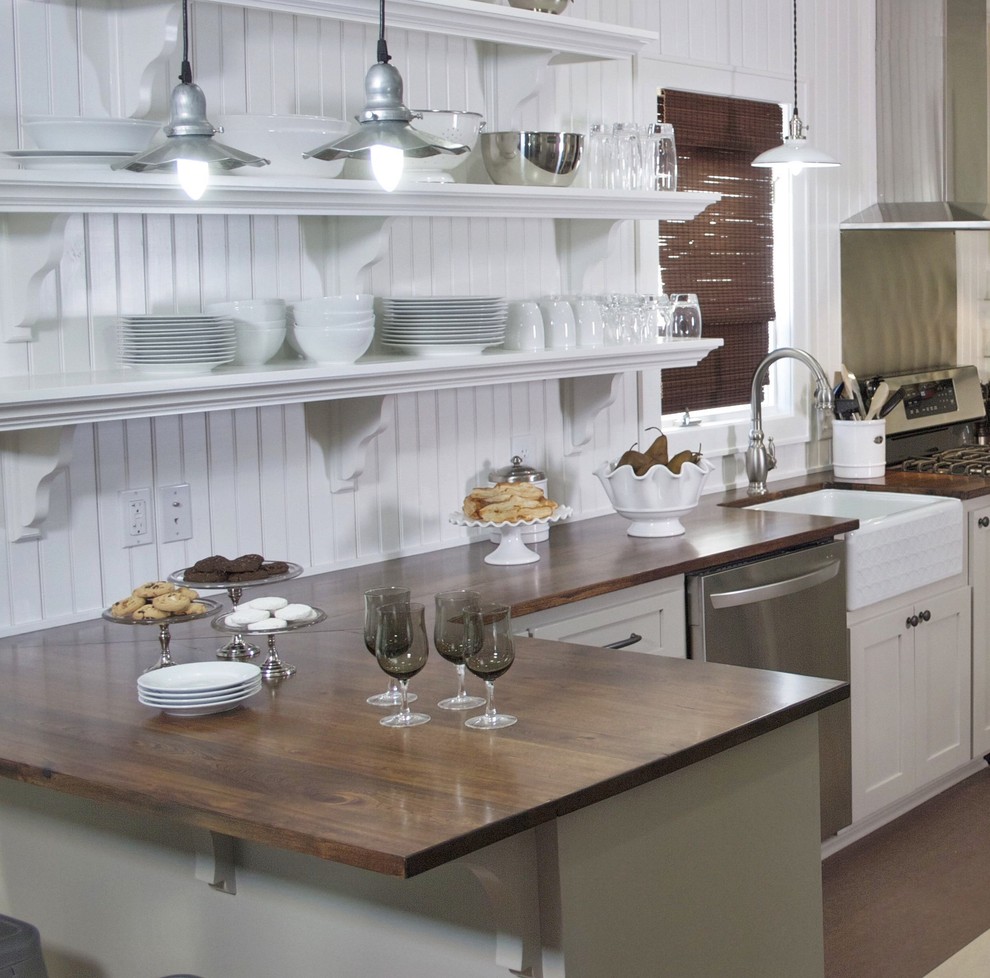 ミネアポリスにあるトラディショナルスタイルのおしゃれなキッチン (オープンシェルフ、白いキャビネット、木材カウンター、シルバーの調理設備、エプロンフロントシンク) の写真
