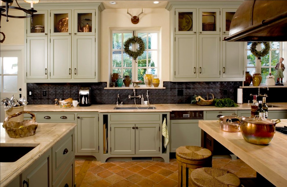 Klassische Küche mit Schrankfronten im Shaker-Stil, grünen Schränken und Rückwand aus Metallfliesen in San Francisco