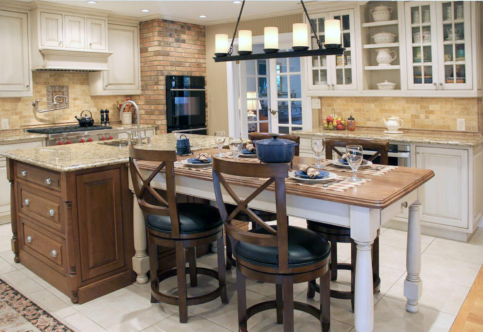 Klassische Küche mit Rückwand aus Steinfliesen, profilierten Schrankfronten, weißen Schränken, Küchenrückwand in Beige, Küchengeräten aus Edelstahl und Granit-Arbeitsplatte in Atlanta