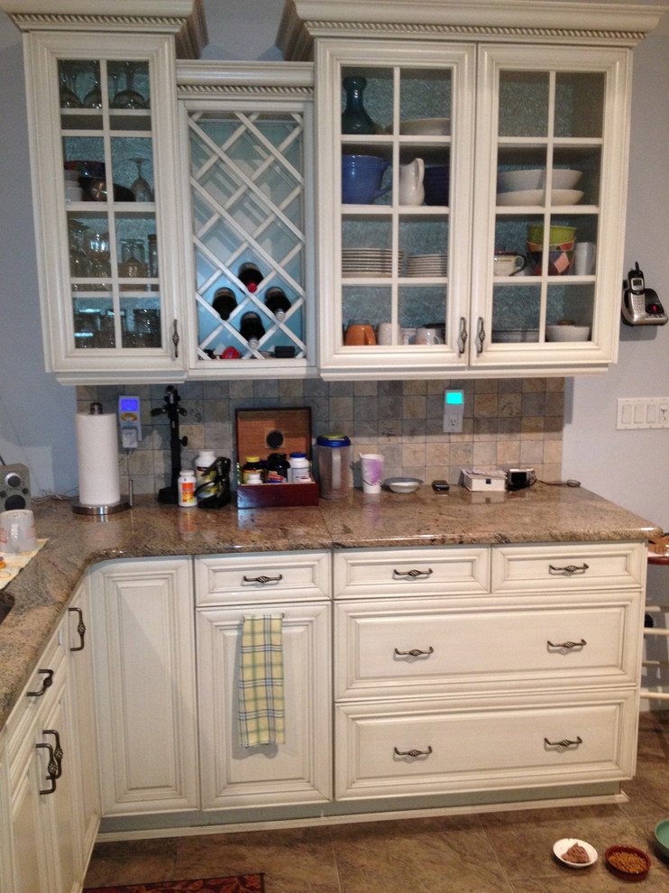 Idéer för att renovera ett mellanstort vintage kök, med en undermonterad diskho, luckor med upphöjd panel, vita skåp, granitbänkskiva, beige stänkskydd, stänkskydd i keramik, rostfria vitvaror, klinkergolv i keramik och en halv köksö
