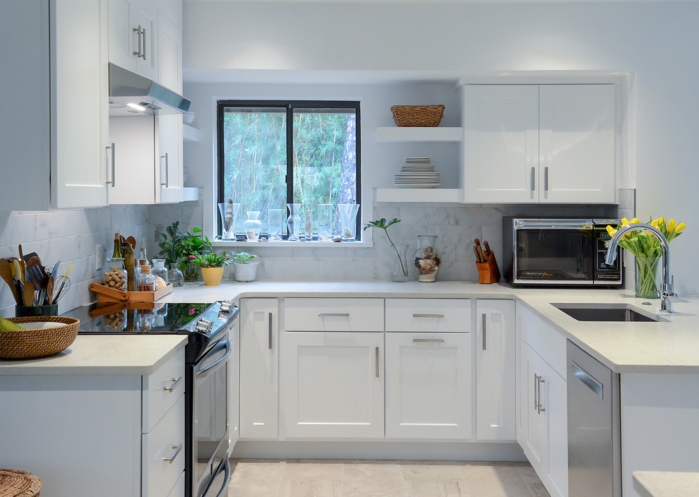 Inspiration för moderna vitt u-kök, med en undermonterad diskho, skåp i shakerstil, vita skåp, vitt stänkskydd, en halv köksö och grått golv