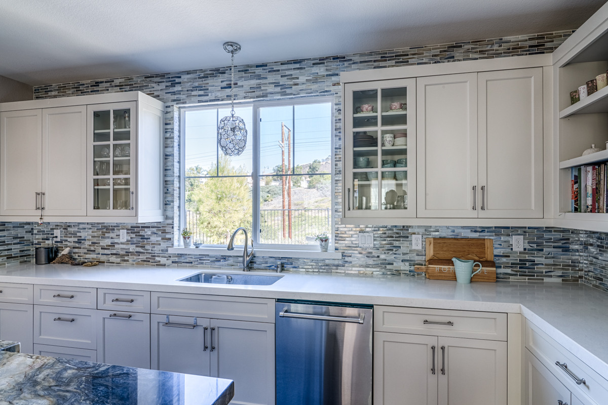 https://st.hzcdn.com/simgs/pictures/kitchens/a-crystal-and-capize-shell-chandelier-adds-a-hint-of-glam-over-the-sink-blue-poppy-design-img~66f158ff09e64bca_16-2648-1-24543fc.jpg