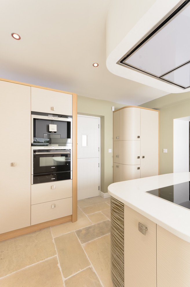 Aménagement d'une cuisine moderne en U et bois clair de taille moyenne avec un plan de travail en surface solide.