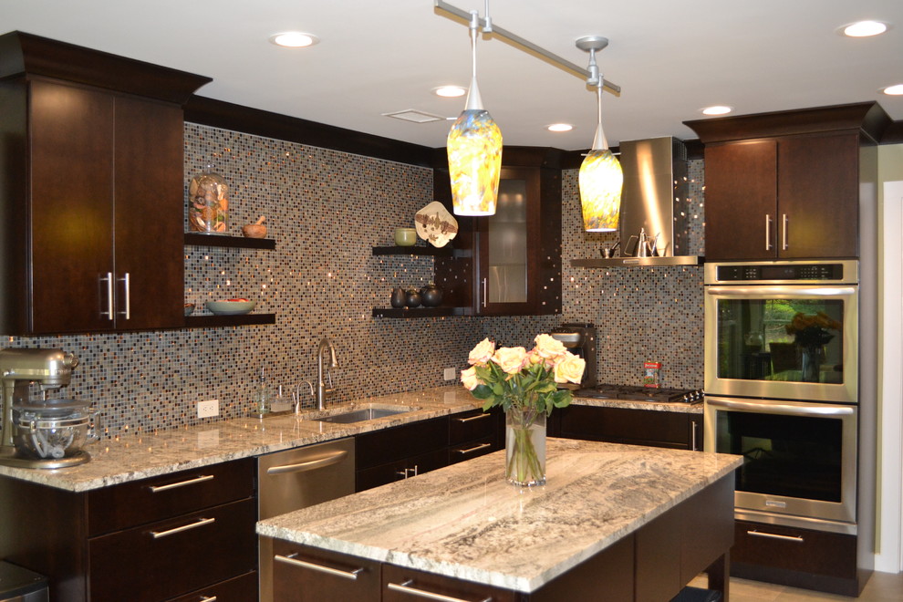 Exempel på ett mellanstort modernt kök, med en undermonterad diskho, släta luckor, skåp i mörkt trä, granitbänkskiva, flerfärgad stänkskydd, stänkskydd i mosaik, rostfria vitvaror, klinkergolv i porslin, en köksö och beiget golv