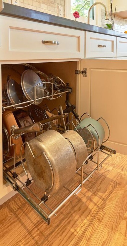 Exempel på ett mellanstort klassiskt grå grått kök, med en undermonterad diskho, luckor med infälld panel, vita skåp, bänkskiva i kvarts, grått stänkskydd, stänkskydd i porslinskakel, rostfria vitvaror, mellanmörkt trägolv och brunt golv