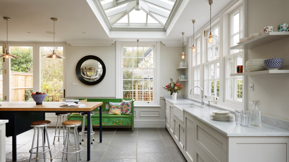 Mittelgroße Klassische Küche mit Landhausspüle, beigen Schränken, Marmor-Arbeitsplatte, Zementfliesen für Boden, grauem Boden, weißer Arbeitsplatte und Schrankfronten im Shaker-Stil in Essex