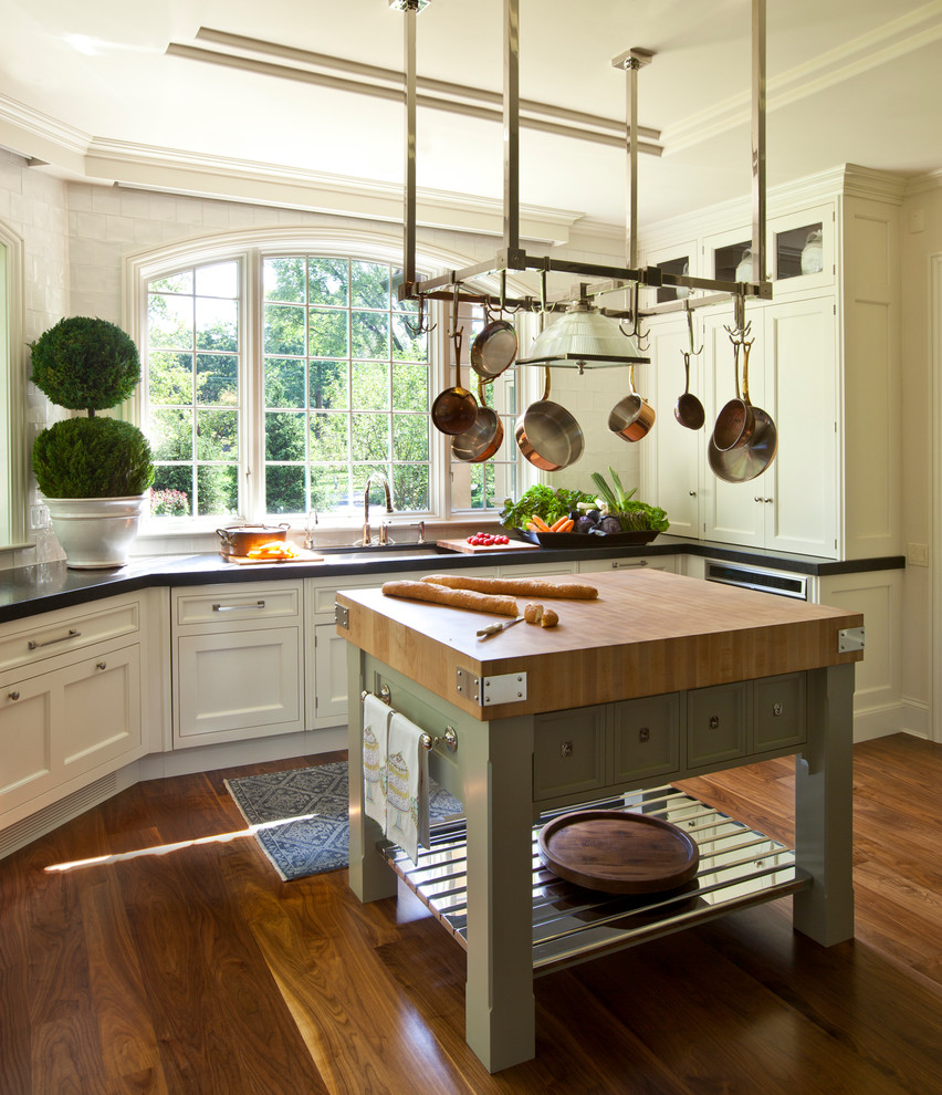Exempel på ett klassiskt kök, med en undermonterad diskho, skåp i shakerstil, vita skåp, träbänkskiva, rostfria vitvaror, mellanmörkt trägolv och en köksö