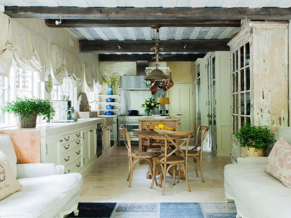 Bild på ett rustikt kök, med en integrerad diskho, skåp i shakerstil, marmorbänkskiva, stänkskydd med metallisk yta, stänkskydd i metallkakel, rostfria vitvaror, klinkergolv i porslin, en köksö och beiget golv