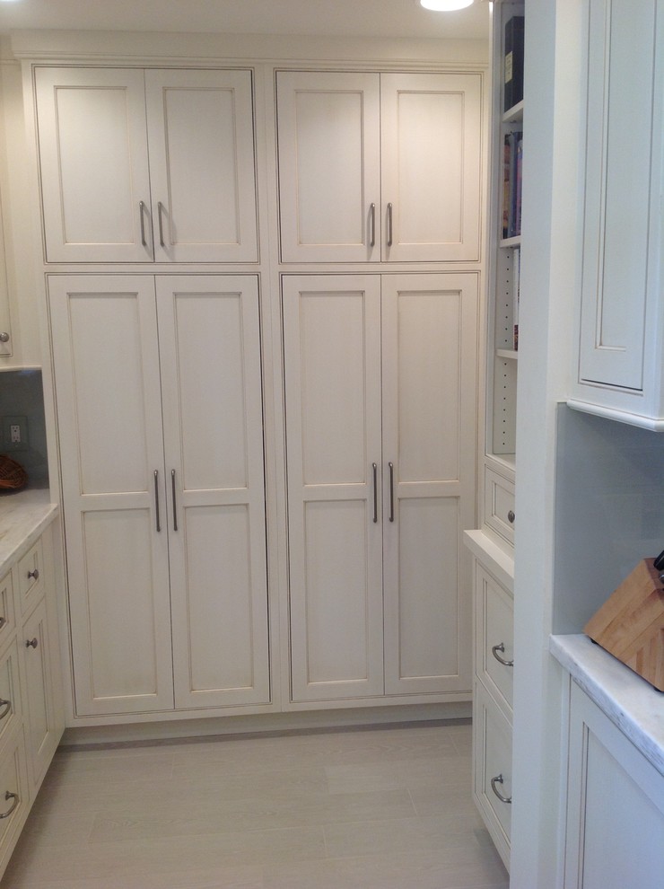Enclosed kitchen - mid-sized traditional u-shaped travertine floor enclosed kitchen idea in Miami with an undermount sink, shaker cabinets, white cabinets, quartzite countertops, gray backsplash, stone slab backsplash, stainless steel appliances and a peninsula