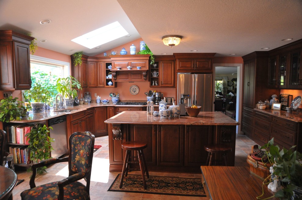A Grants Pass kitchen Traditional Kitchen Other by Siskiyou