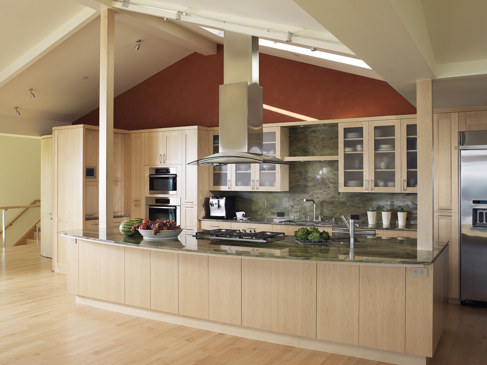 Idéer för stora funkis linjära kök med öppen planlösning, med en undermonterad diskho, släta luckor, skåp i ljust trä, marmorbänkskiva, grönt stänkskydd, stänkskydd i sten, rostfria vitvaror, ljust trägolv och en köksö