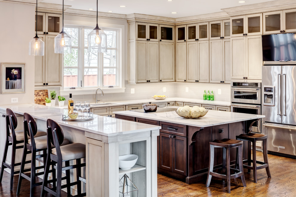 Immagine di una cucina moderna di medie dimensioni con lavello sottopiano, ante in stile shaker, ante beige, top in marmo, elettrodomestici in acciaio inossidabile, parquet scuro e pavimento marrone