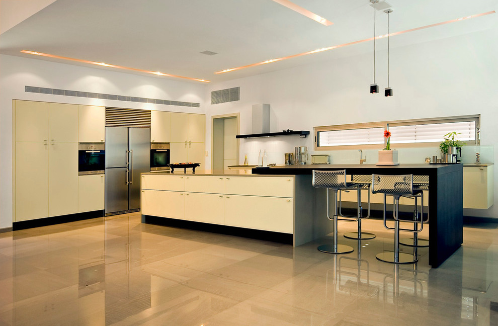 Photo of a modern kitchen in Tel Aviv with stainless steel appliances.