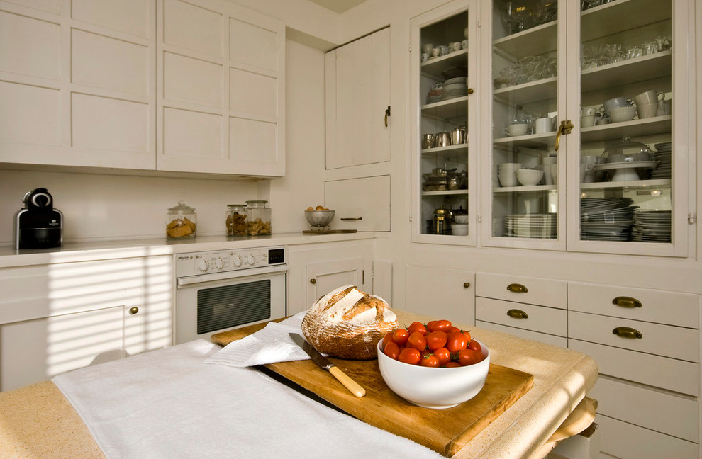 Exempel på ett modernt kök, med luckor med glaspanel och vita vitvaror