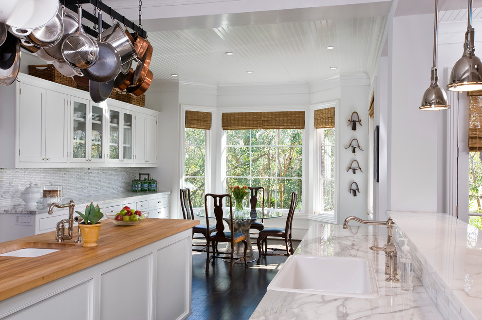 Exempel på ett klassiskt kök och matrum, med en nedsänkt diskho, skåp i shakerstil, vita skåp, marmorbänkskiva, mörkt trägolv och en köksö