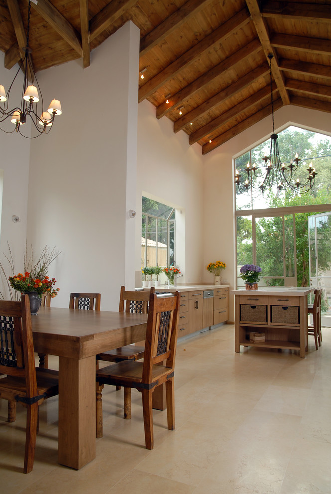 Источник вдохновения для домашнего уюта: кухня в средиземноморском стиле с обеденным столом, плоскими фасадами, фасадами цвета дерева среднего тона и барной стойкой