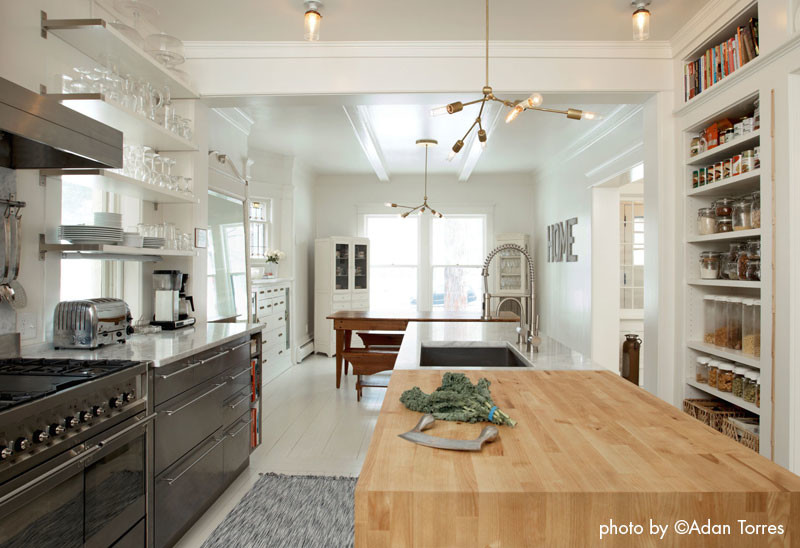 Exempel på ett avskilt, mellanstort modernt u-kök, med en nedsänkt diskho, släta luckor, skåp i rostfritt stål, marmorbänkskiva, rostfria vitvaror, målat trägolv och en köksö