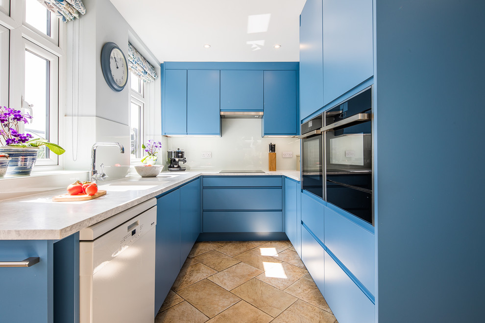 他の地域にある中くらいなコンテンポラリースタイルのおしゃれなキッチン (一体型シンク、フラットパネル扉のキャビネット、青いキャビネット、ラミネートカウンター、青いキッチンパネル、ガラス板のキッチンパネル、パネルと同色の調理設備、セラミックタイルの床、アイランドなし、ベージュの床、白いキッチンカウンター) の写真