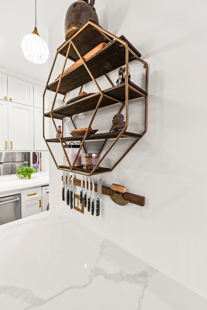 Moderne Küche mit Einbauwaschbecken, weißen Schränken, Rückwand aus Spiegelfliesen und weißer Arbeitsplatte in New York