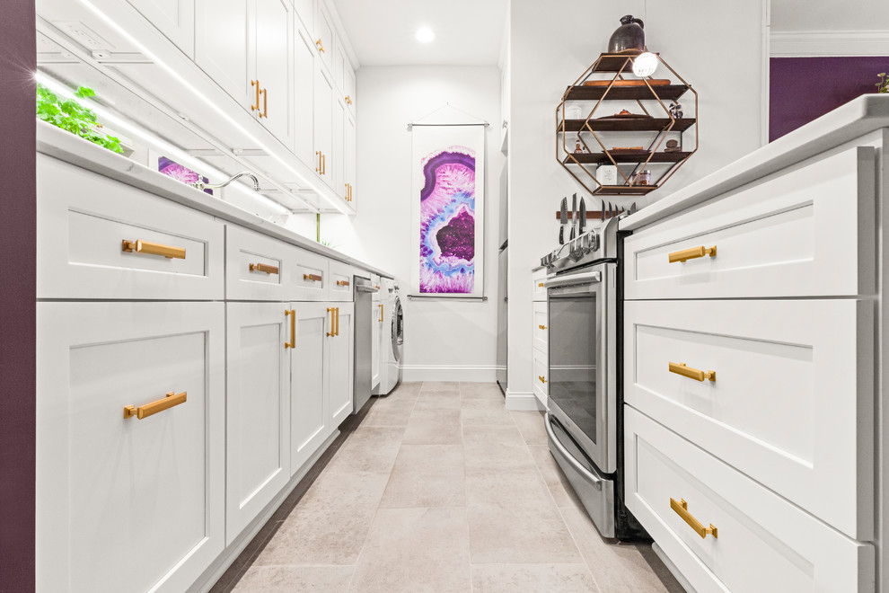 ニューヨークにあるコンテンポラリースタイルのおしゃれなキッチン (ドロップインシンク、白いキャビネット、ミラータイルのキッチンパネル、白いキッチンカウンター) の写真
