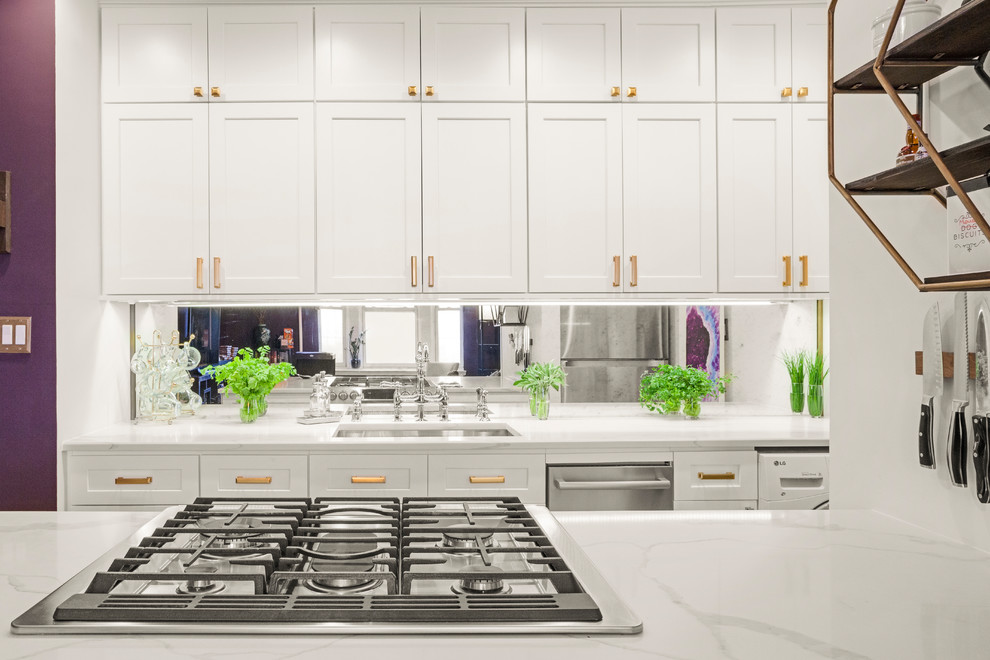 Idéer för att renovera ett funkis vit vitt kök, med en nedsänkt diskho, vita skåp och spegel som stänkskydd